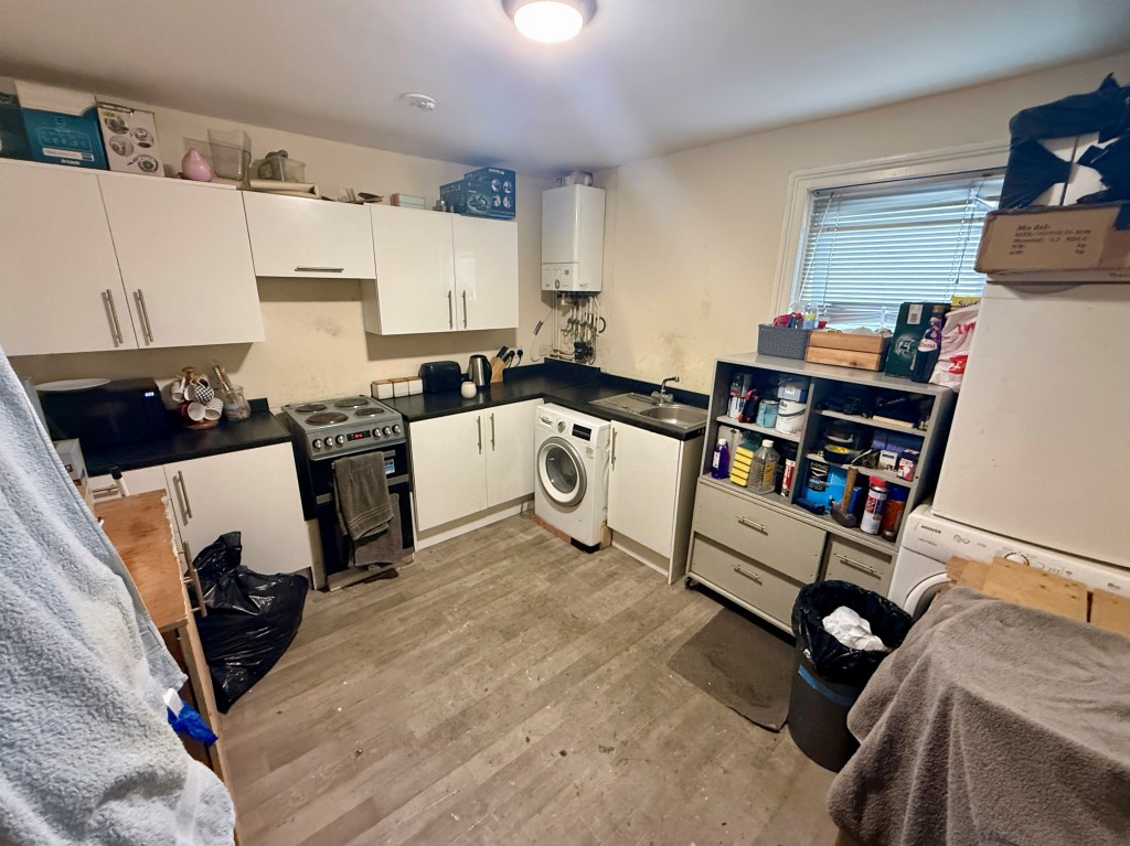 Lot: 99 - TOWN CENTRE PAIR OF FLATS - Maisonette - Kitchen